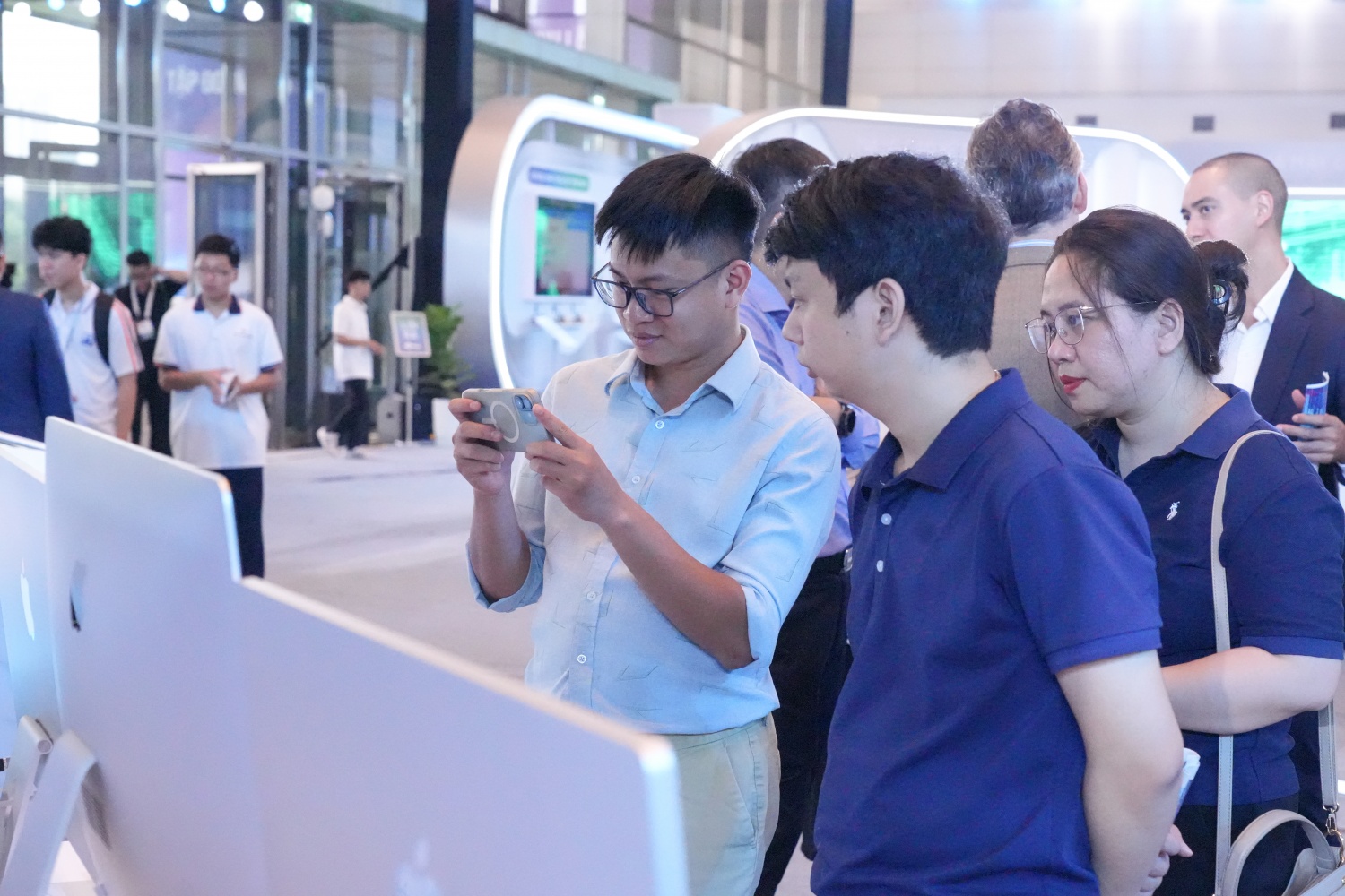 Triển lãm Khoa học, Công nghệ “The New Genergy” của Petrovietnam thu hút đông đảo người dân tham quan.