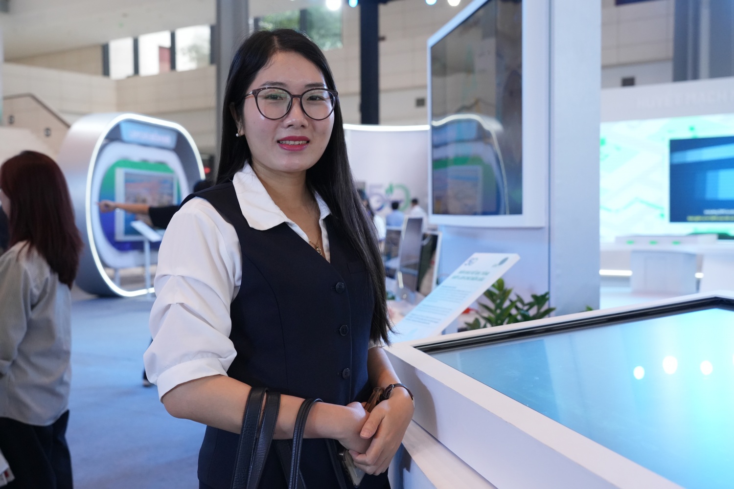 Chị Phạm Thị Lan - Trưởng Phòng Kinh doanh, Công ty CP Tư vấn quản trị doanh nghiệp Tinh Vân tham quan không gian triển lãm.