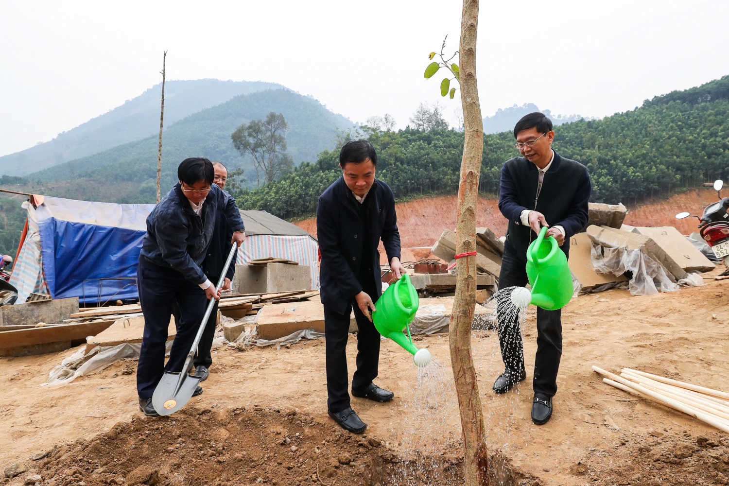 Từ chính sách đúng đắn của Đảng, Nhà nước, sự chung tay của các cấp chính quyền, đến nghĩa tình của Petrovietnam và đồng bào cả nước đã kết thành sức mạnh giúp người dân vượt lên số phận. Ảnh: Đồng chí Lê Ngọc Sơn - Tổng Giám đốc Petrovietnam và đồng chí Trần Quang Dũng - Phó Bí thư thường trực Đảng ủy Petroivetnam tham gia trồng cây tại thôn Kho Vàng