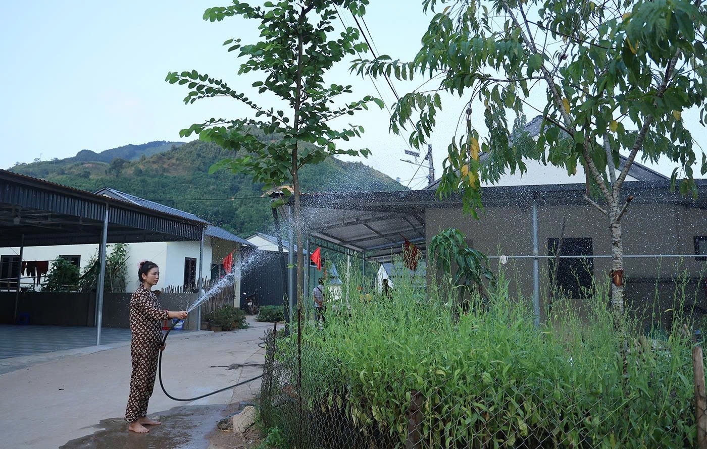 Người dân thôn Kho Vàng hạnh phúc tại nơi ở mới.