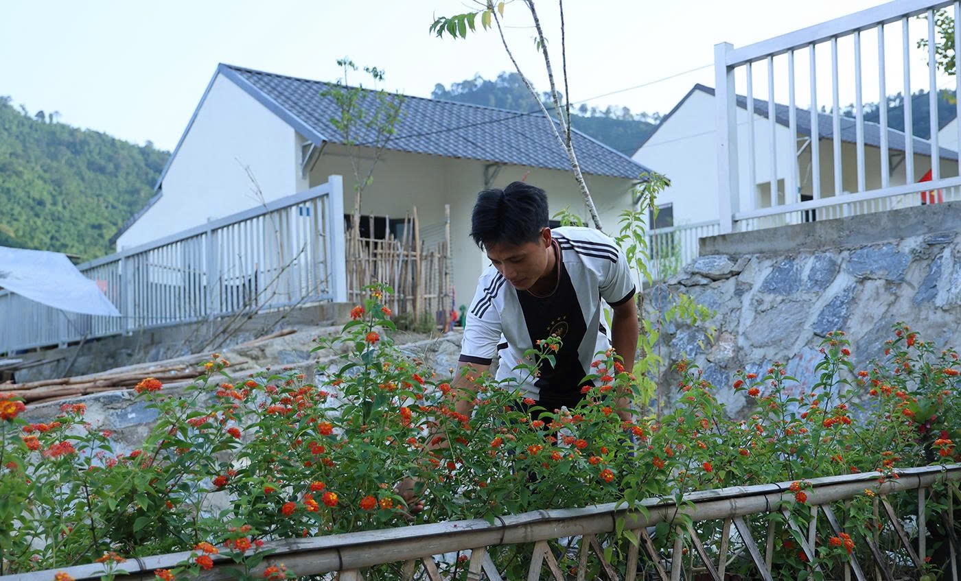 Những luống hoa đã được mọc lên tại bản tái định cư.