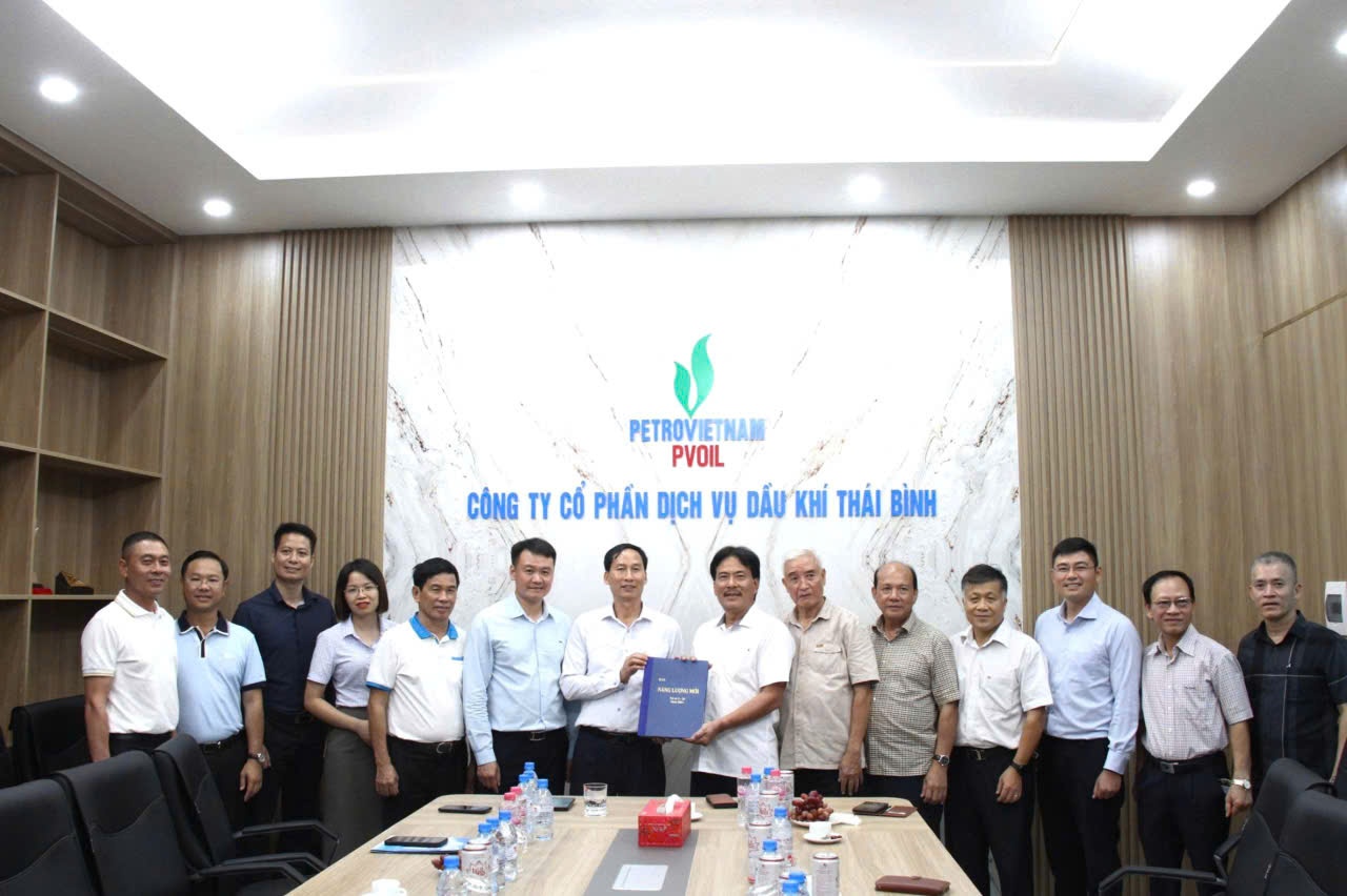 TS Nguyễn Hùng Dũng trao quyển Báo các bài viết của Năng Lượng Mới/PetroTimes viết về Petrovietnam 50 năm qua cho ông Trần Đình Thành