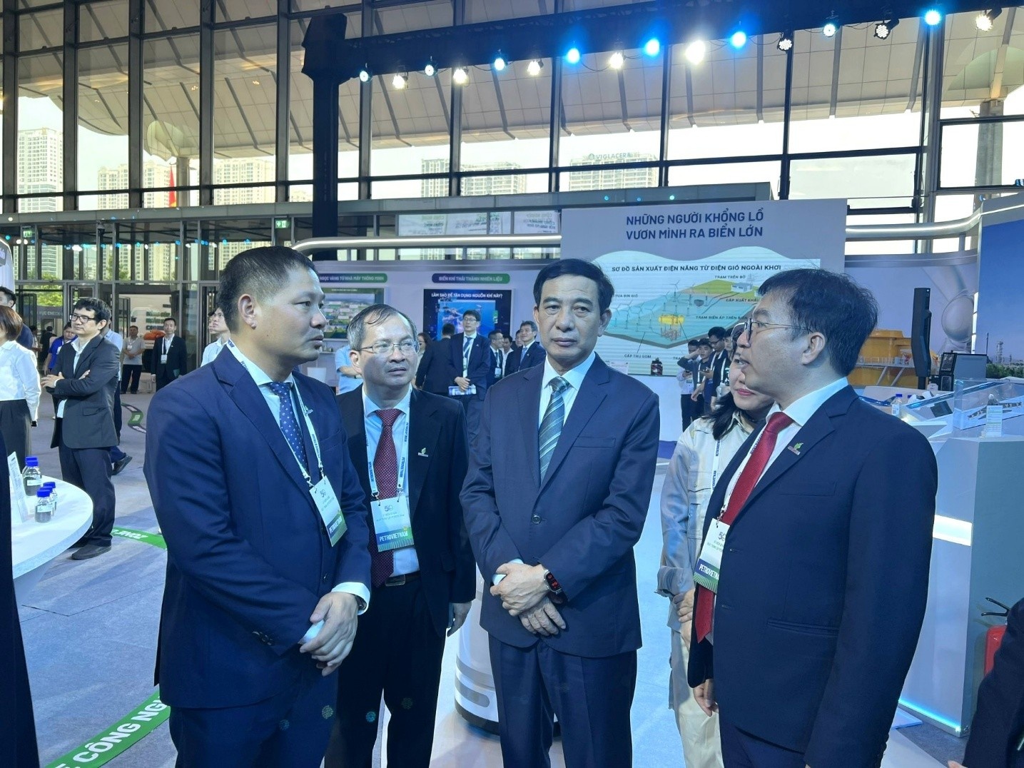 Ban lãnh đạo BSR báo cáo quá trình sản xuất, cung ứng nhiên liệu quốc phòng với Đại tướng Phan Văn Giang.