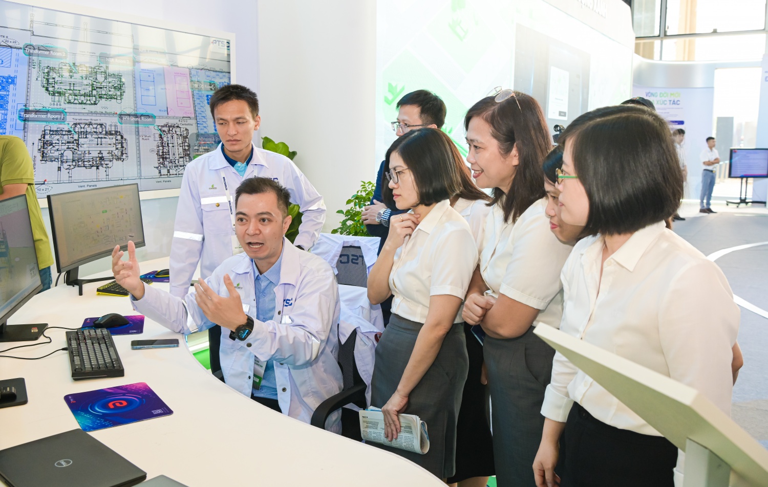 Khách tham quan lắng nghe và tìm hiểu về các công trình thiết kế giàn khoan, chân điện gió ngoài khơi của Petrovietnam