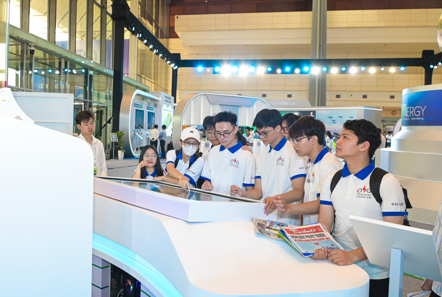 Triển lãm thu hút đông đảo bạn trẻ đến tham quan trải nghiệm