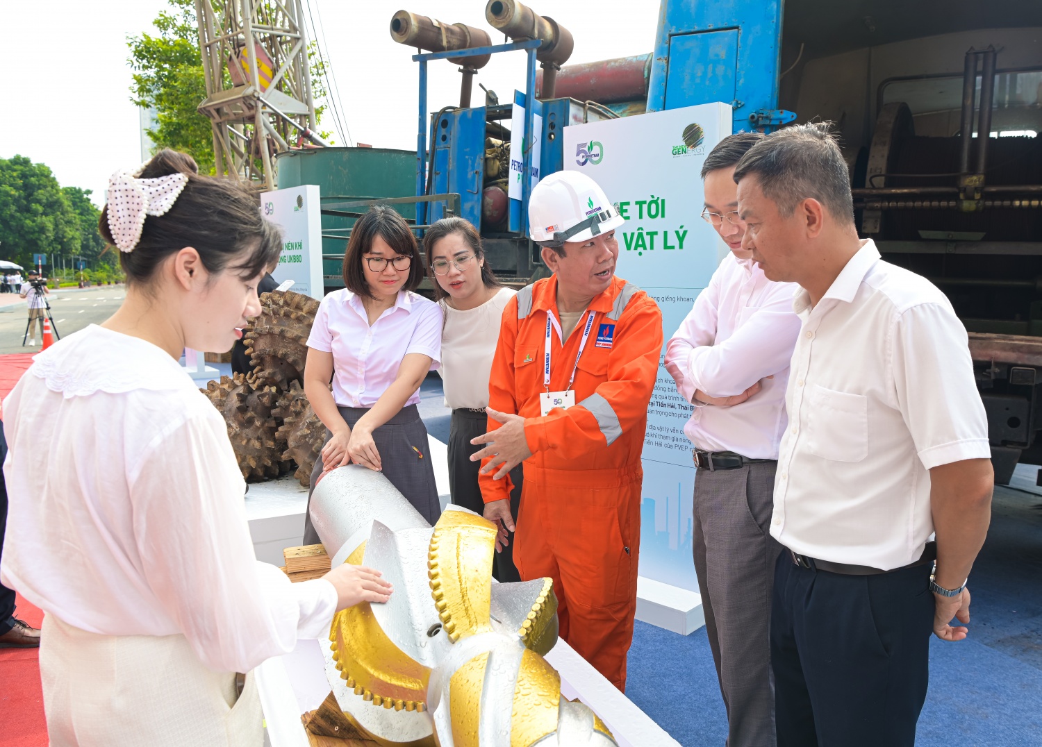 Khách tham quan tìm hiểu về các hiện vật trưng bày
