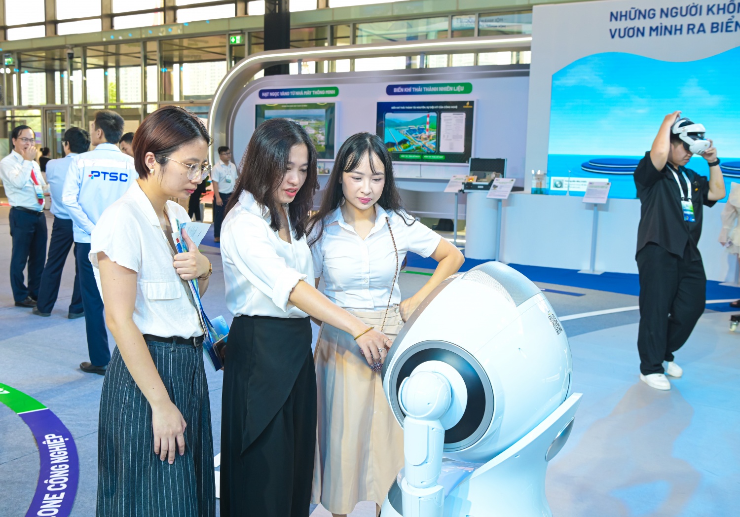Không gian trưng bày 18 cụm công trình khoa học, công nghệ tiêu biểu là minh chứng sống động cho nền tảng năng lực cốt lõi của Petrovietnam