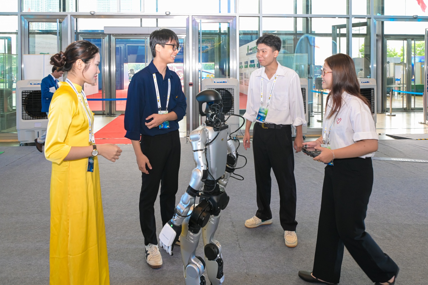 Khách tham quan thích thú tương tác với robot thông minh của Petrovietnam