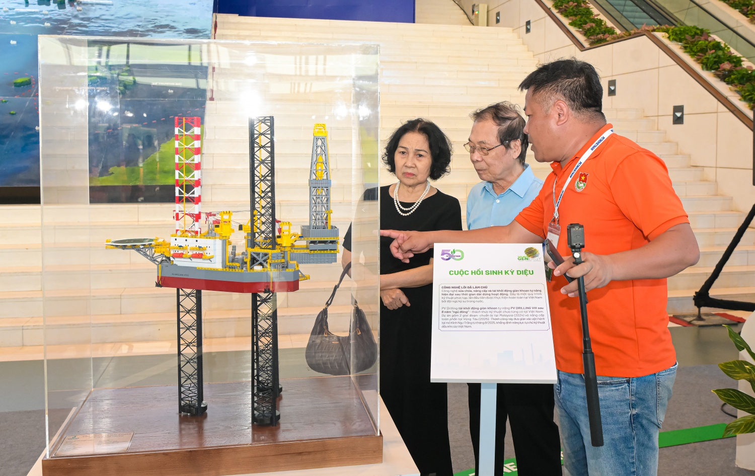 Khách tham quan tìm hiểu về Giàn khoan tự nâng PV DRILLING VIII