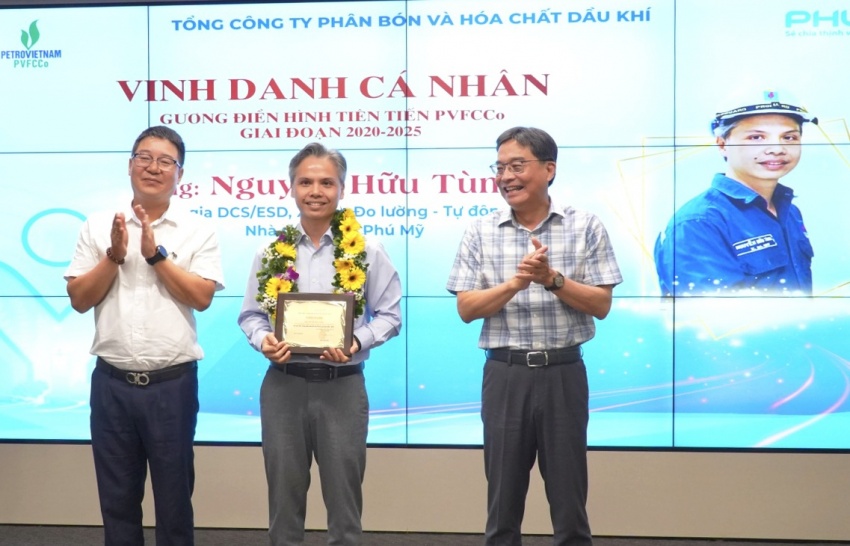 Kỹ sư Nguyễn Hữu Tùng được tuyên dương vì có nhiều sáng kiến cải tiến đóng góp cho đơn vị.