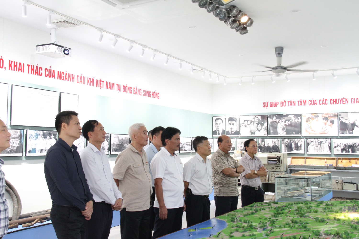 Điểm nhấn trung tâm của Khu lưu niệm là sa bàn mô phỏng toàn cảnh hoạt động tìm kiếm, khoan thăm dò dầu khí tại miền võng Sông Hồng.