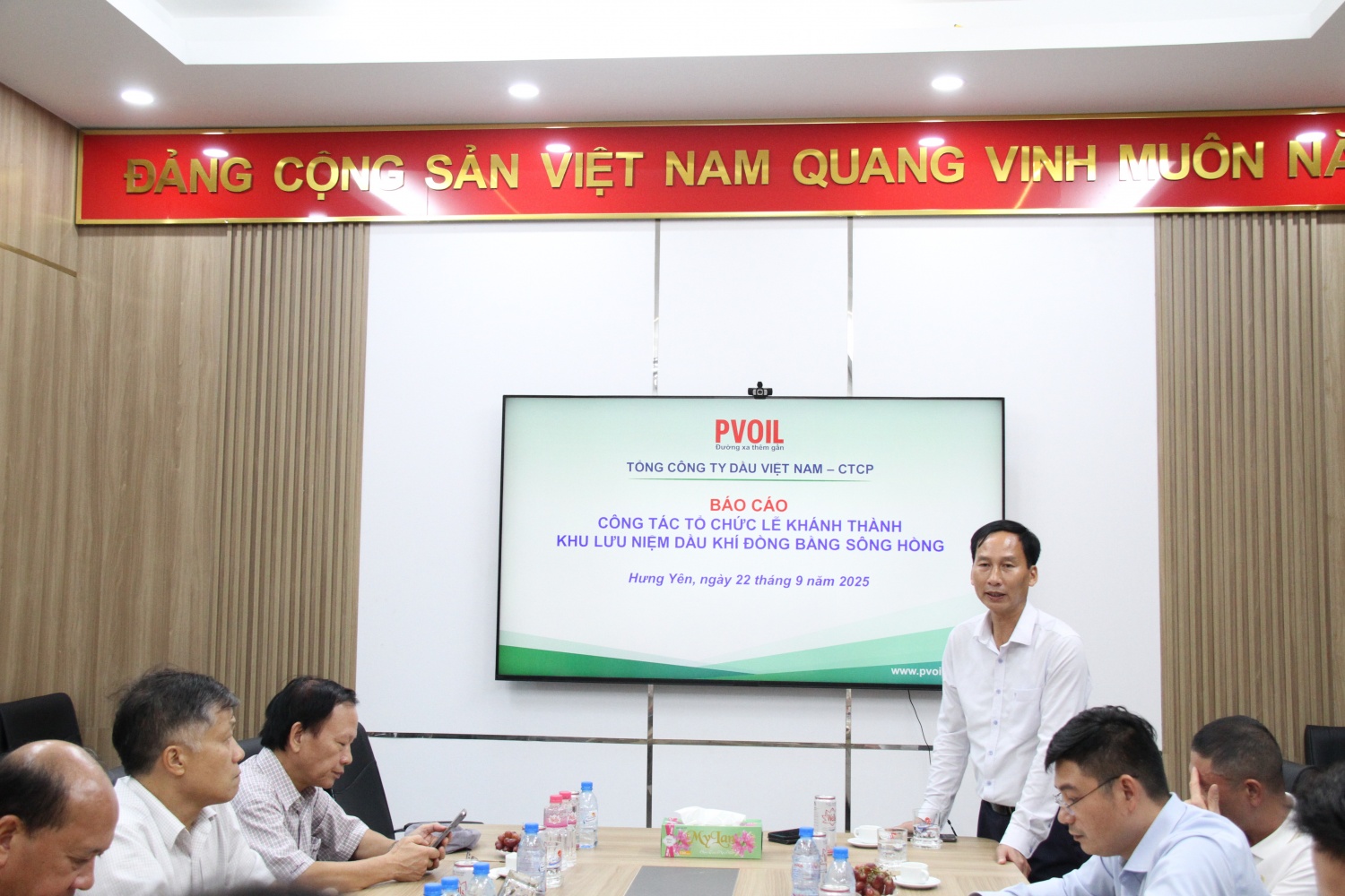 Ông Trần Đình Thành báo cáo tại buổi làm việc.