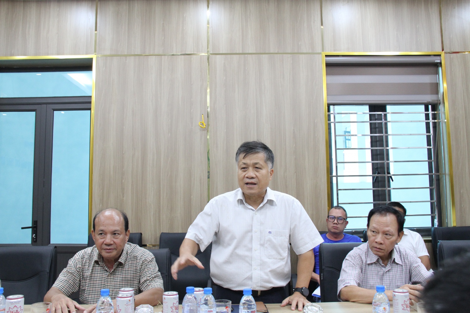 TS. Phan Ngọc Trung – nguyên Thành viên HĐTV Tập đoàn, Trưởng ban Tư vấn – Phản biện Hội Dầu khí Việt Nam và các cán bộ lãnh đạo Hội trao đổi, góp ý về Khu lưu niệm Dầu khí Đồng bằng Sông Hồng.