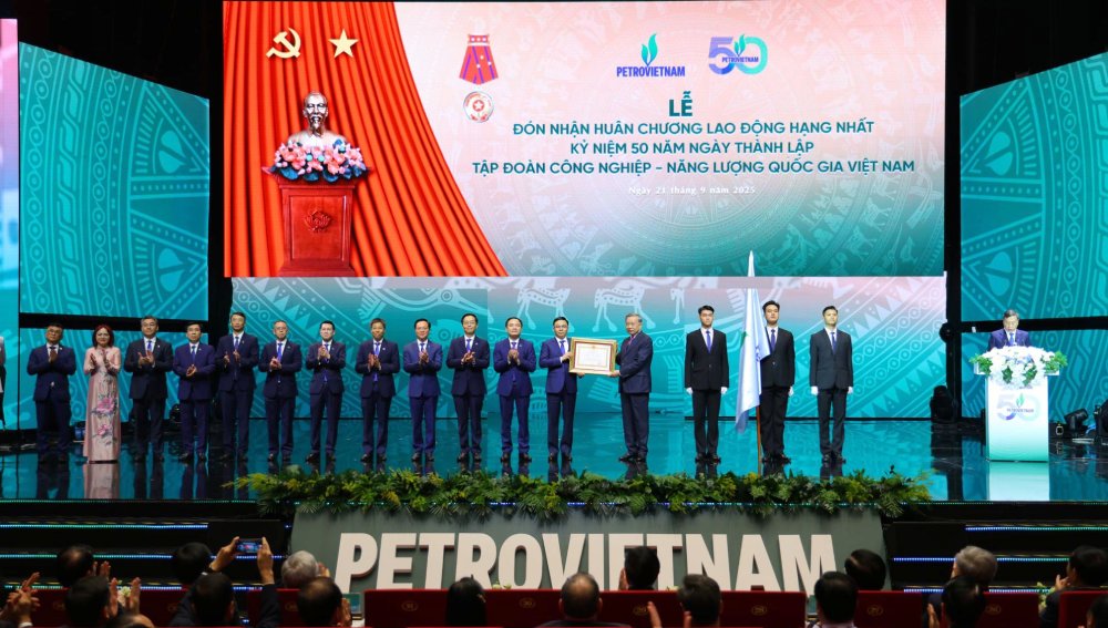 Petrovietnam Group receives First Class Labor Medal