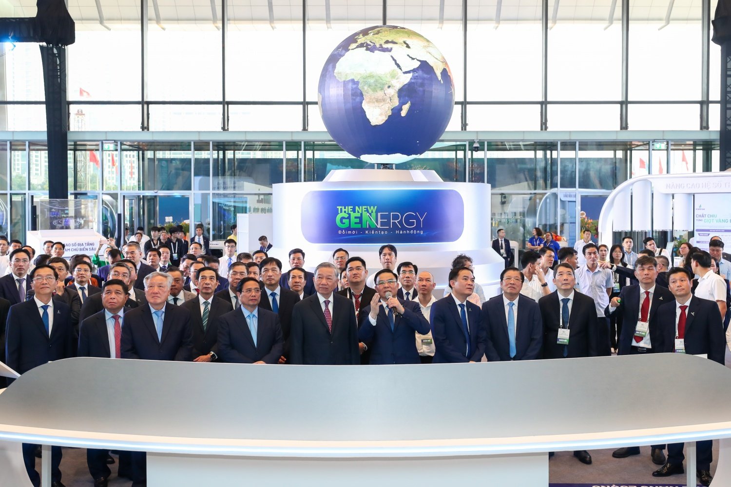 General Secretary To Lam, Prime Minister Pham Minh Chinh and delegates visit the exhibition