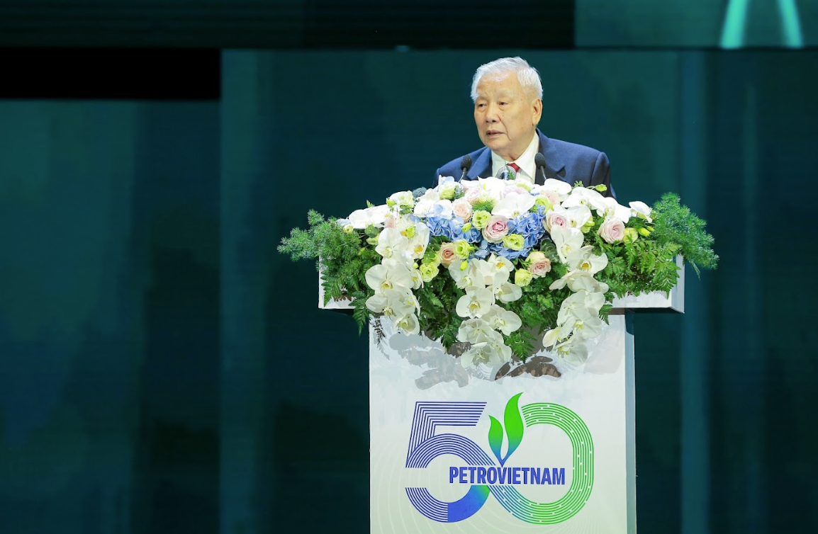 GS.TSKH Hồ Sĩ Thoảng, nguyên Chủ tịch HĐQT, Tổng Giám đốc Tổng công ty Dầu khí Việt Nam (nay là Tập đoàn Công nghiệp - Năng lượng Quốc gia Việt Nam) chia sẻ tại buổi lễ.