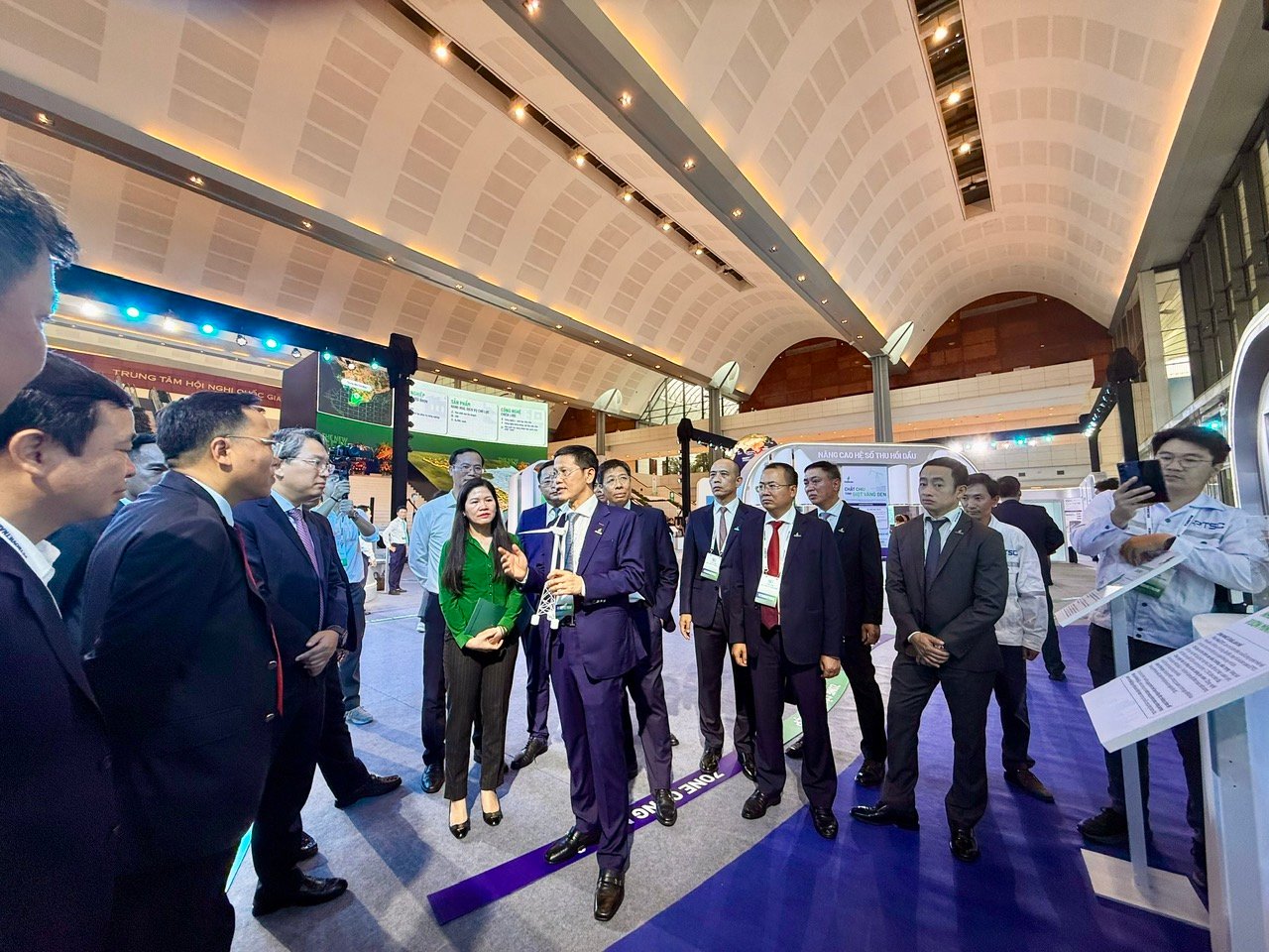 PTSC General Director Tran Ho Bac introduces the process of producing electricity from offshore wind power