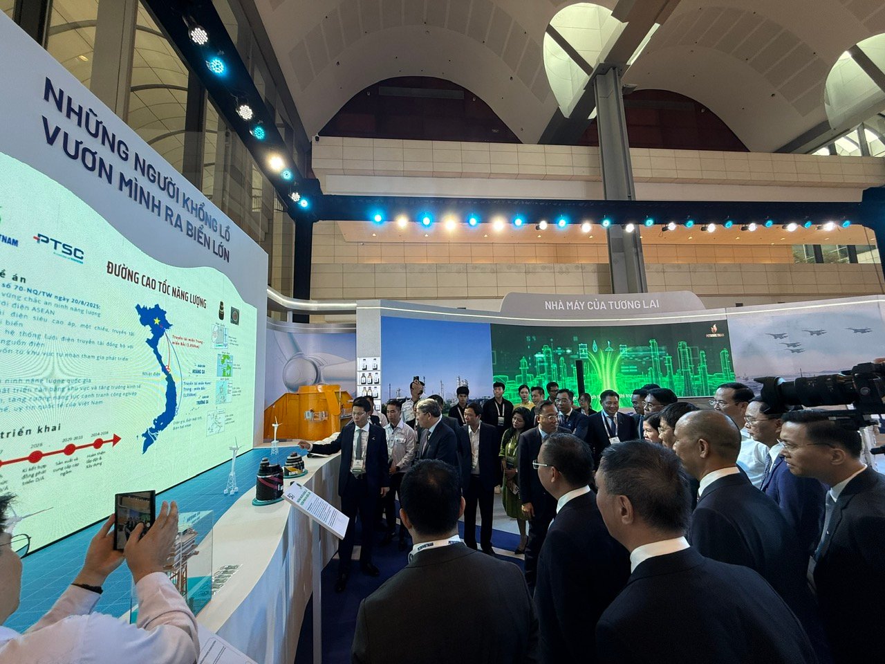 PTSC General Director Tran Ho Bac introduced the High Voltage Cable Factory and Energy Highway project to delegates attending the exhibition.