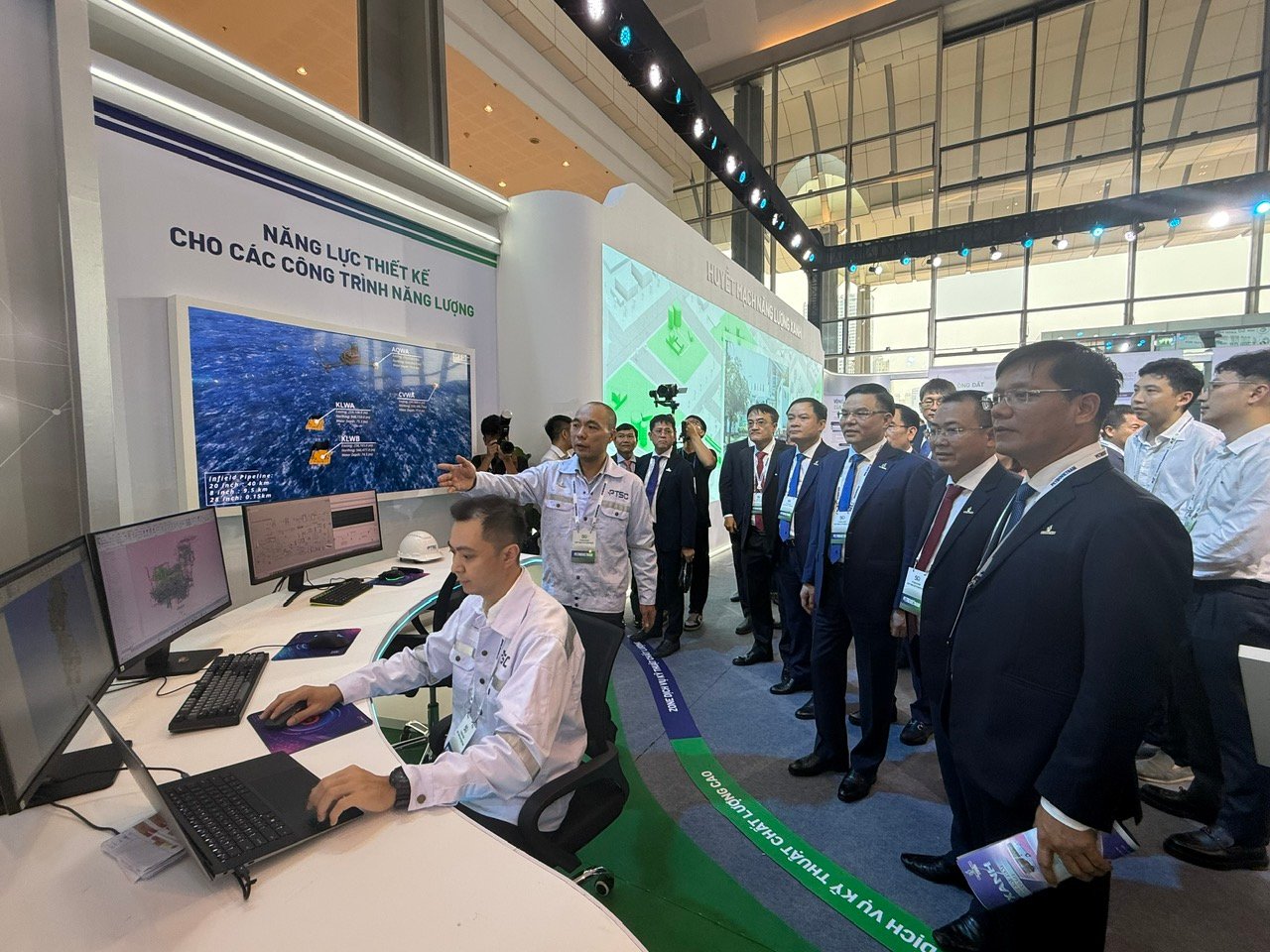 PTSC engineers directly perform design operations at the exhibition