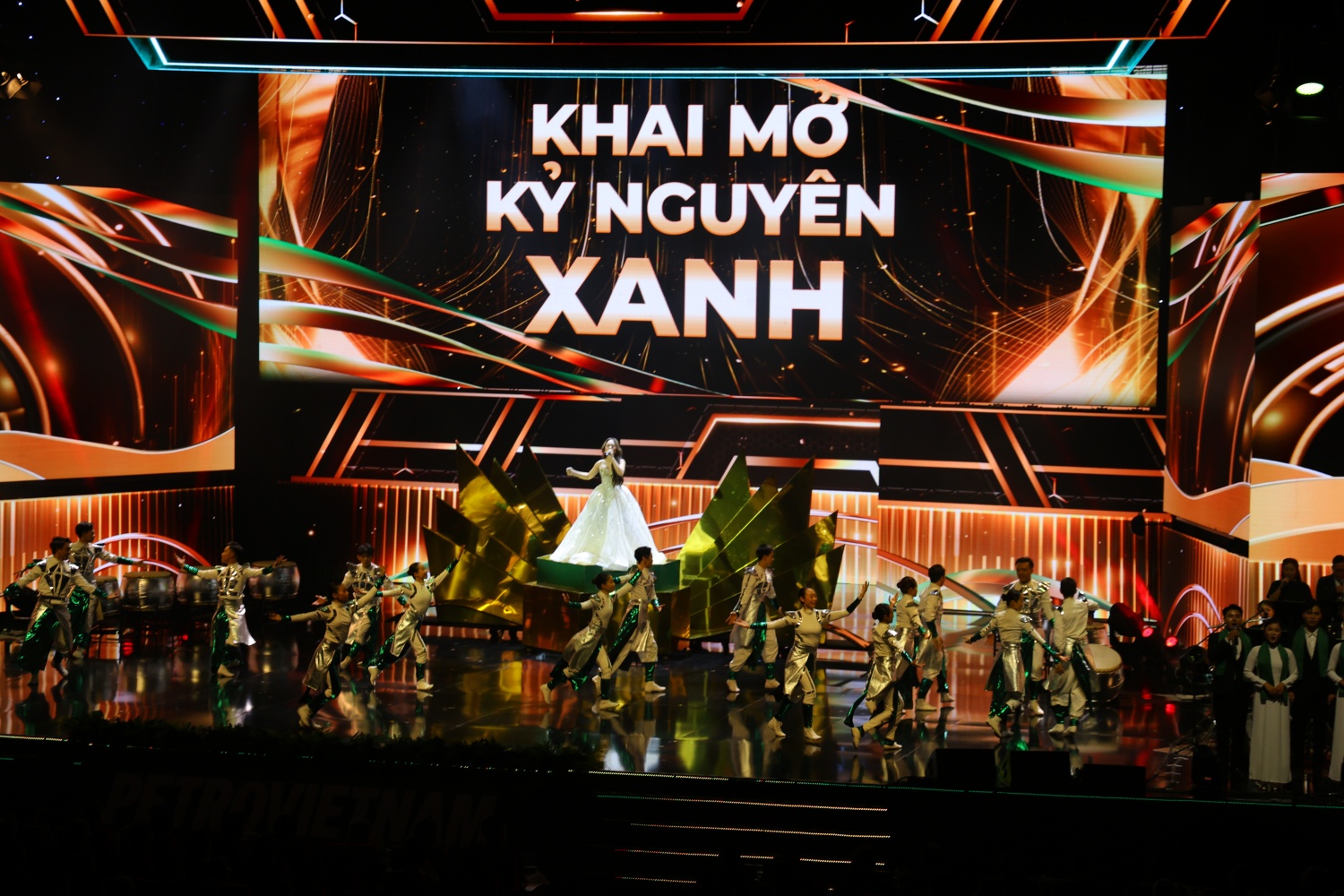 Các đại biểu, khách mời được chìm đắm trong những màn biểu diễn công phu, đầy màu sắc và sáng tạo.