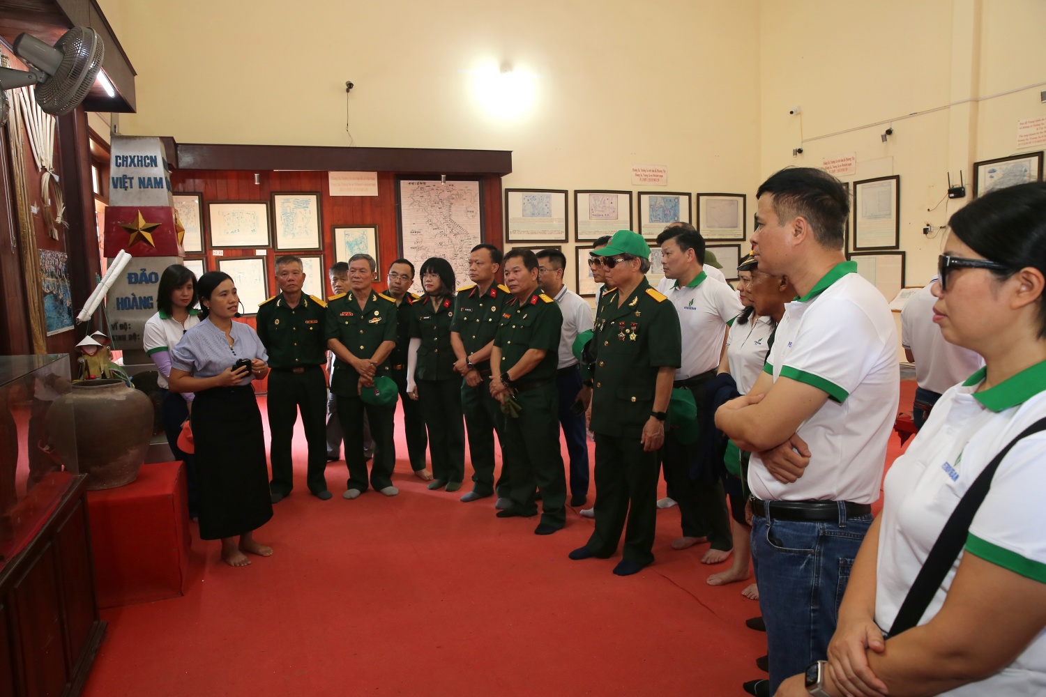 Đoàn tham quan Nhà trưng bày Hải đội Hoàng Sa kiêm quản Bắc Hải.