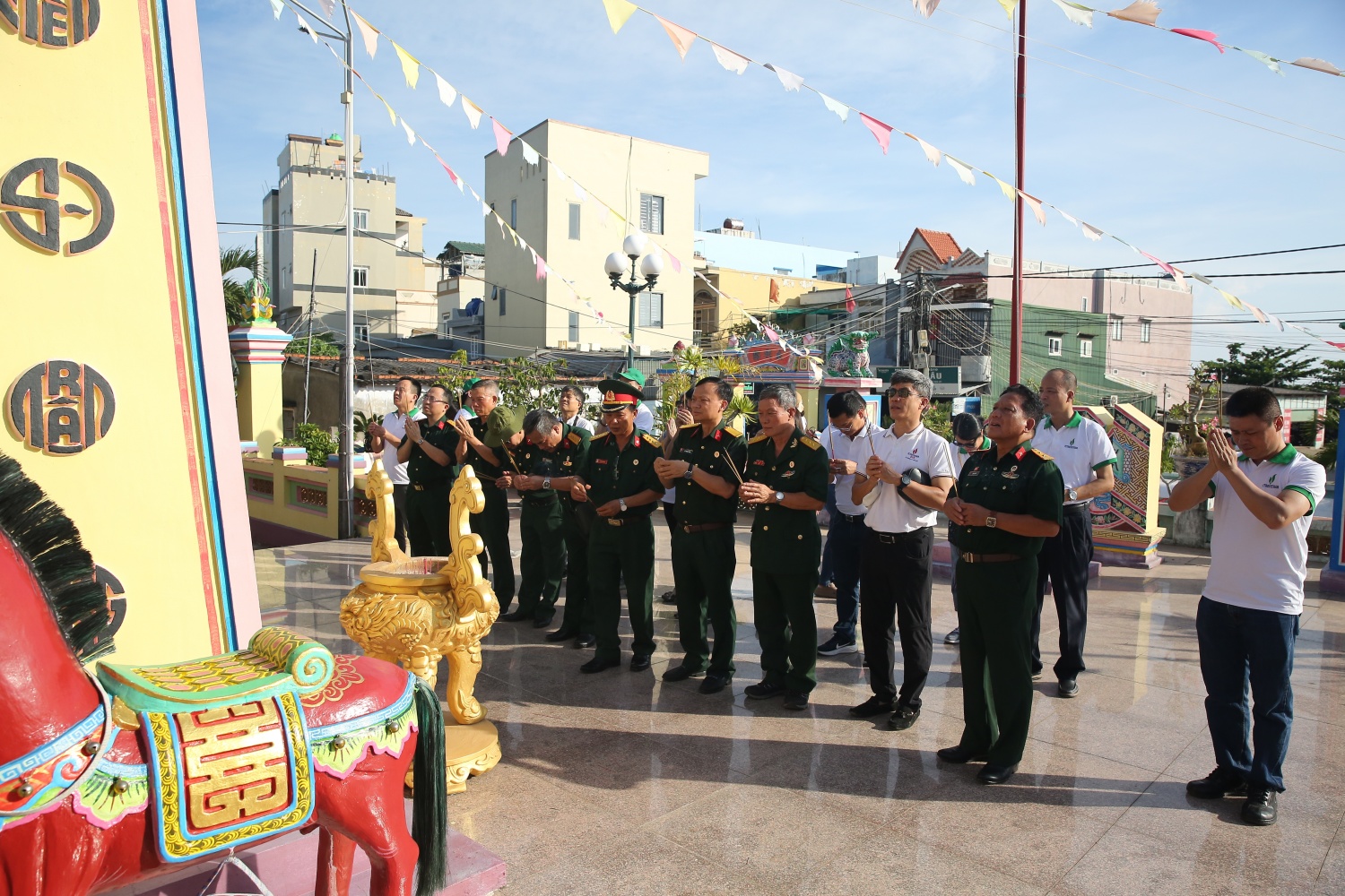 Đoàn công tác dâng hương tại Âm Linh tự - Di tích quốc gia.