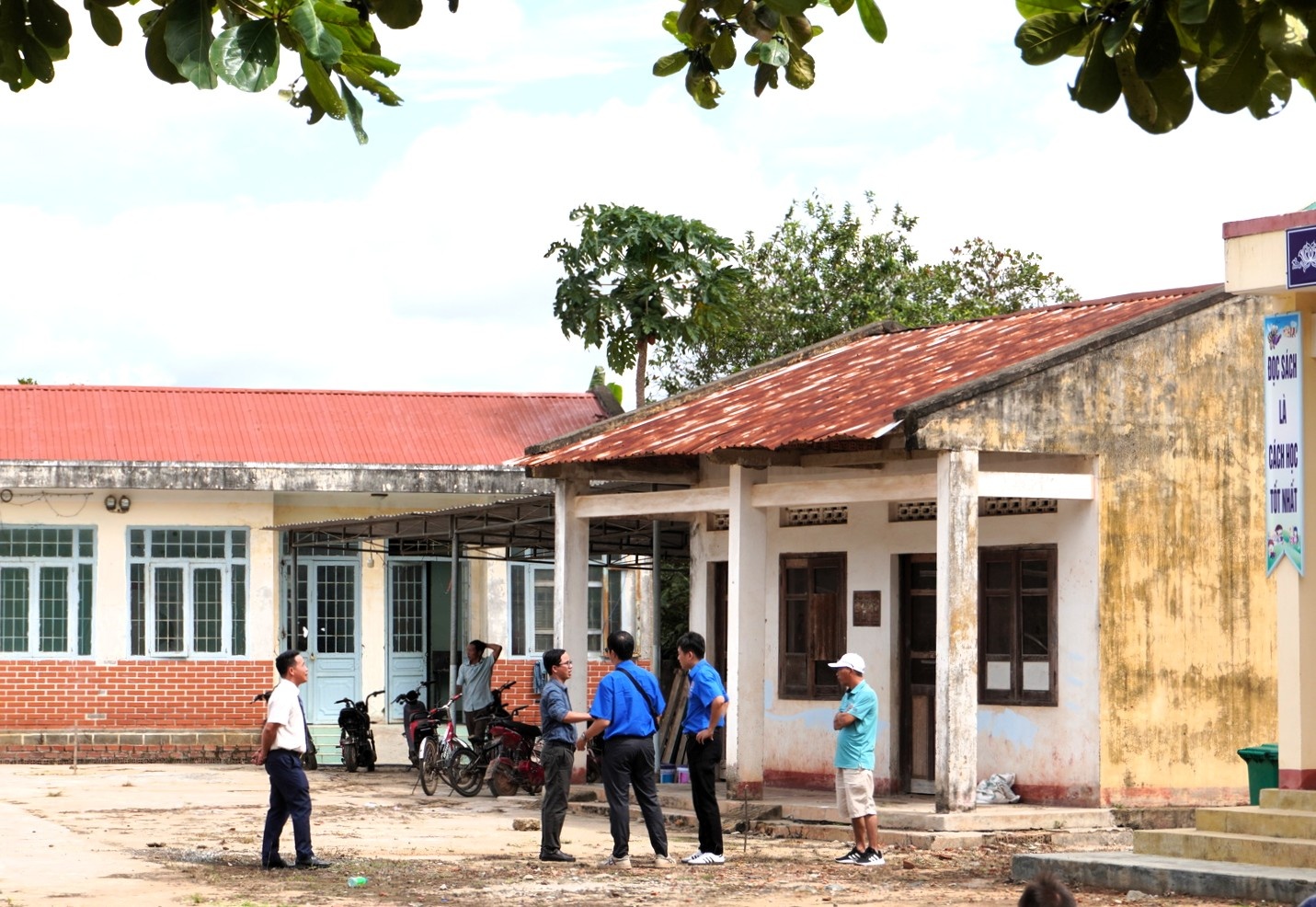 Khoảng sân của Trường Tiểu học Phan Bội Châu, xã Vụ Bổn, tỉnh Đắk Lắk, thời điểm khảo sát vào tháng 5/2025.