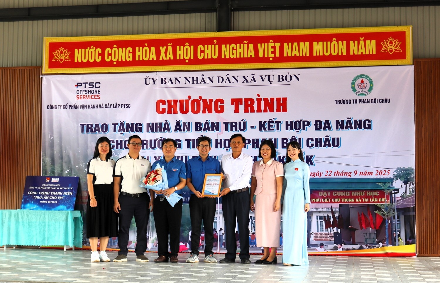 Đoàn Thanh niên POS nhận hoa và thư cảm ơn từ Trường Tiểu học Phan Bội Châu.