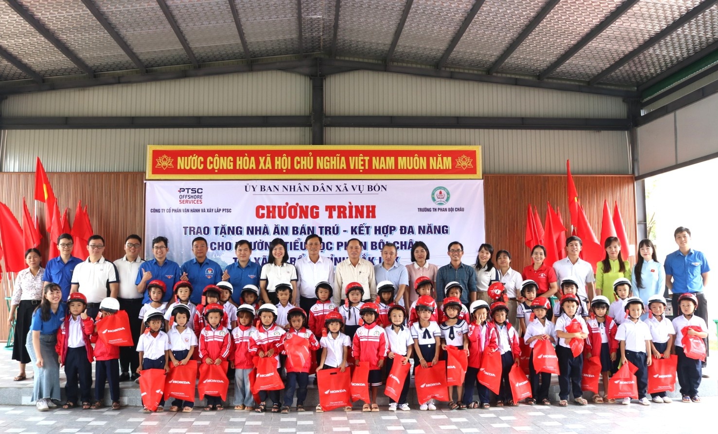 Đoàn Công ty POS cùng Honda trao tặng mũ bảo hiểm cho học sinh lớp 1.