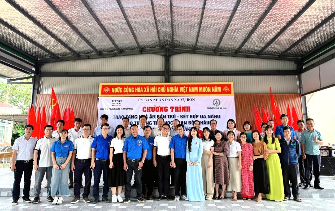 Đoàn Thanh niên POS và thầy, cô Trường Tiểu học Phan Bội Châu.
