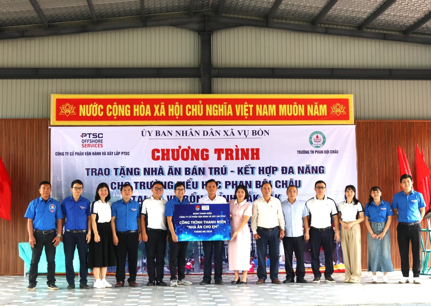 Đoàn Thanh niên POS trao tặng công trình thanh niên “Nhà ăn cho em” cho nhà trường.