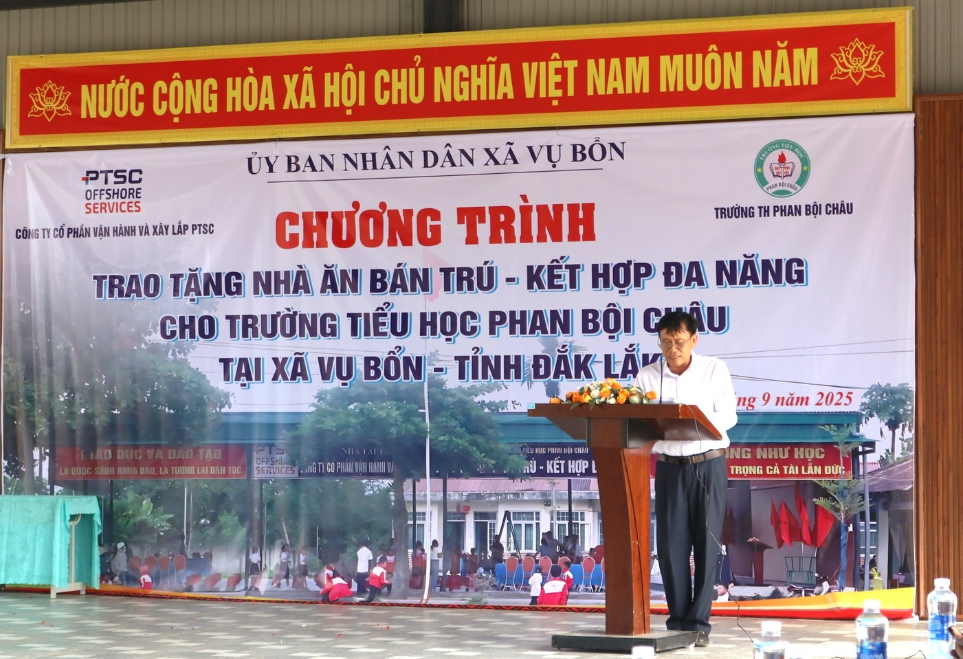 Thầy Hồ Văn Thanh - Hiệu trưởng nhà trường thay mặt tập thể Trường Tiểu học Phan Bội Châu gửi lời cảm ơn Công ty POS.