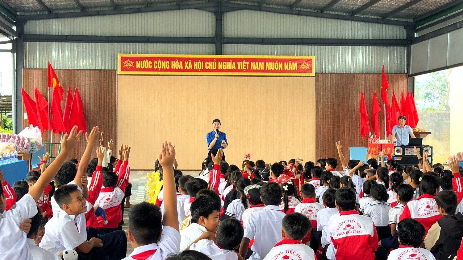 Tổ chức trò chơi, trao nhiều phần quà, bánh kẹo cho các em học sinh.