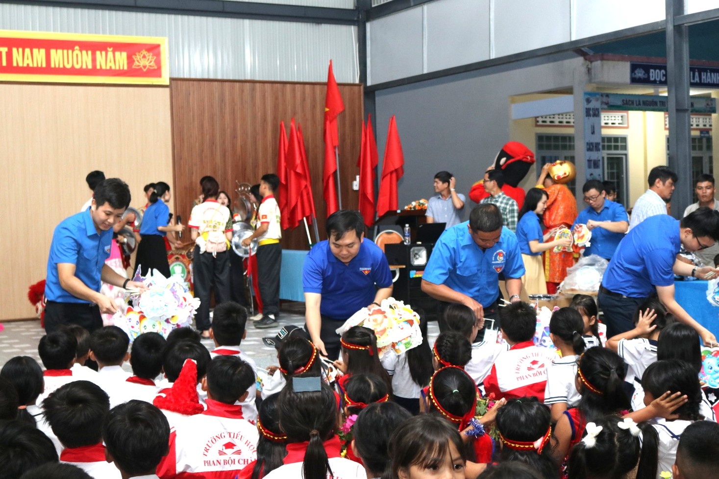 Tổ chức “Đêm hội Trăng rằm”, trao tặng nhiều phần quà, bánh trung thu cho các em thiếu nhi địa phương tại nhà ăn bán trú kết hợp đa năng.