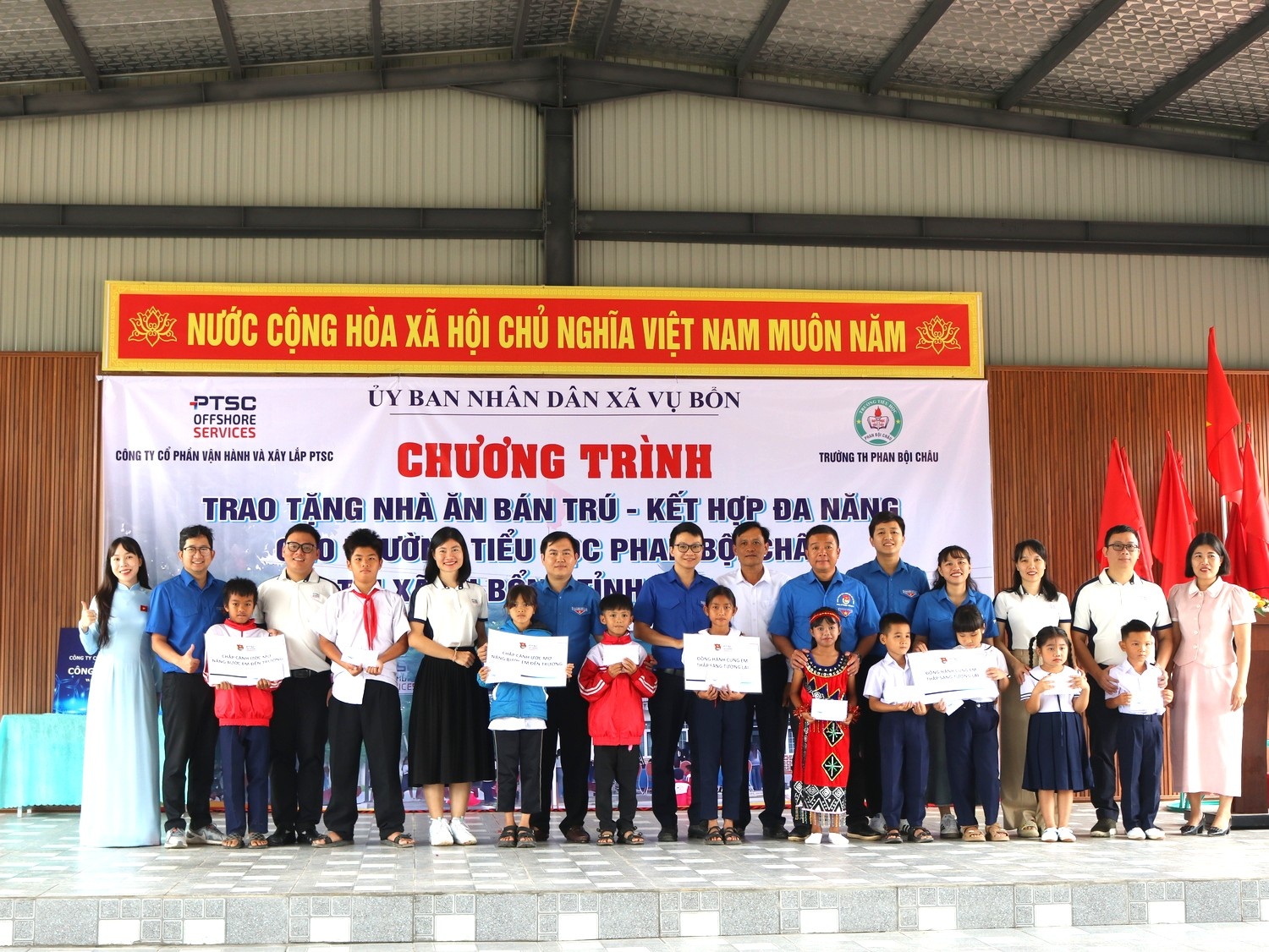 Trao tặng 10 suất học bổng “Chắp cánh ước mơ - Nâng bước em đến trường”.