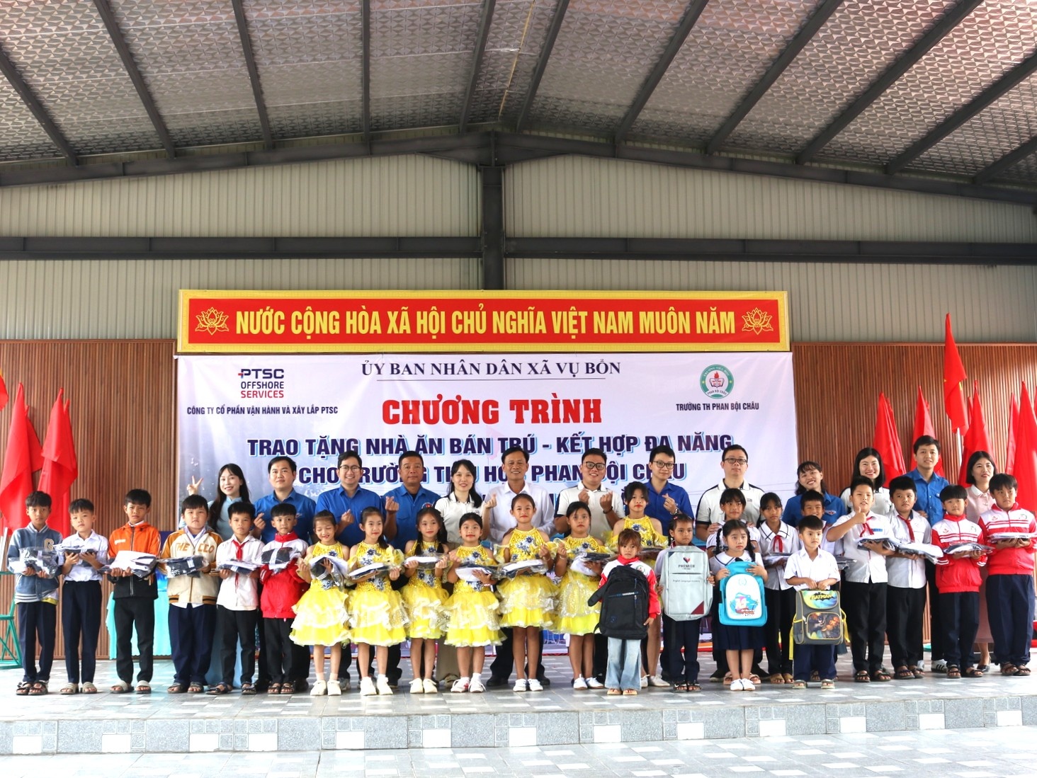 Trao tặng 175 bộ đồng phục thể dục, balo theo chương trình “Đồng hành cùng em - Chắp cánh tương lai”.