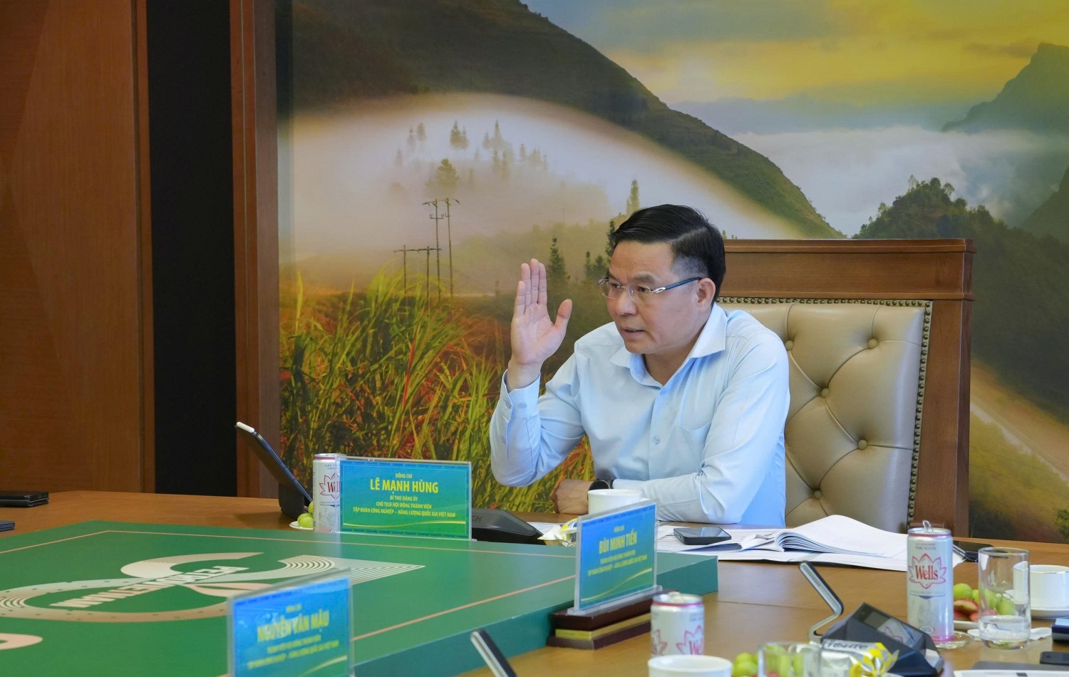 Chủ tịch HĐTV Petrovietnam Lê Mạnh Hùng nhấn mạnh: 50 năm hình thành và phát triển Petrovietnam là một dấu mốc quan trọng để mỗi người lao động tự nhìn lại chúng ta đã đóng góp được gì, có thể làm tốt hơn điều gì và trong tương lai phải làm gì để tiếp tục đưa Petrovietnam phát triển bền vững.