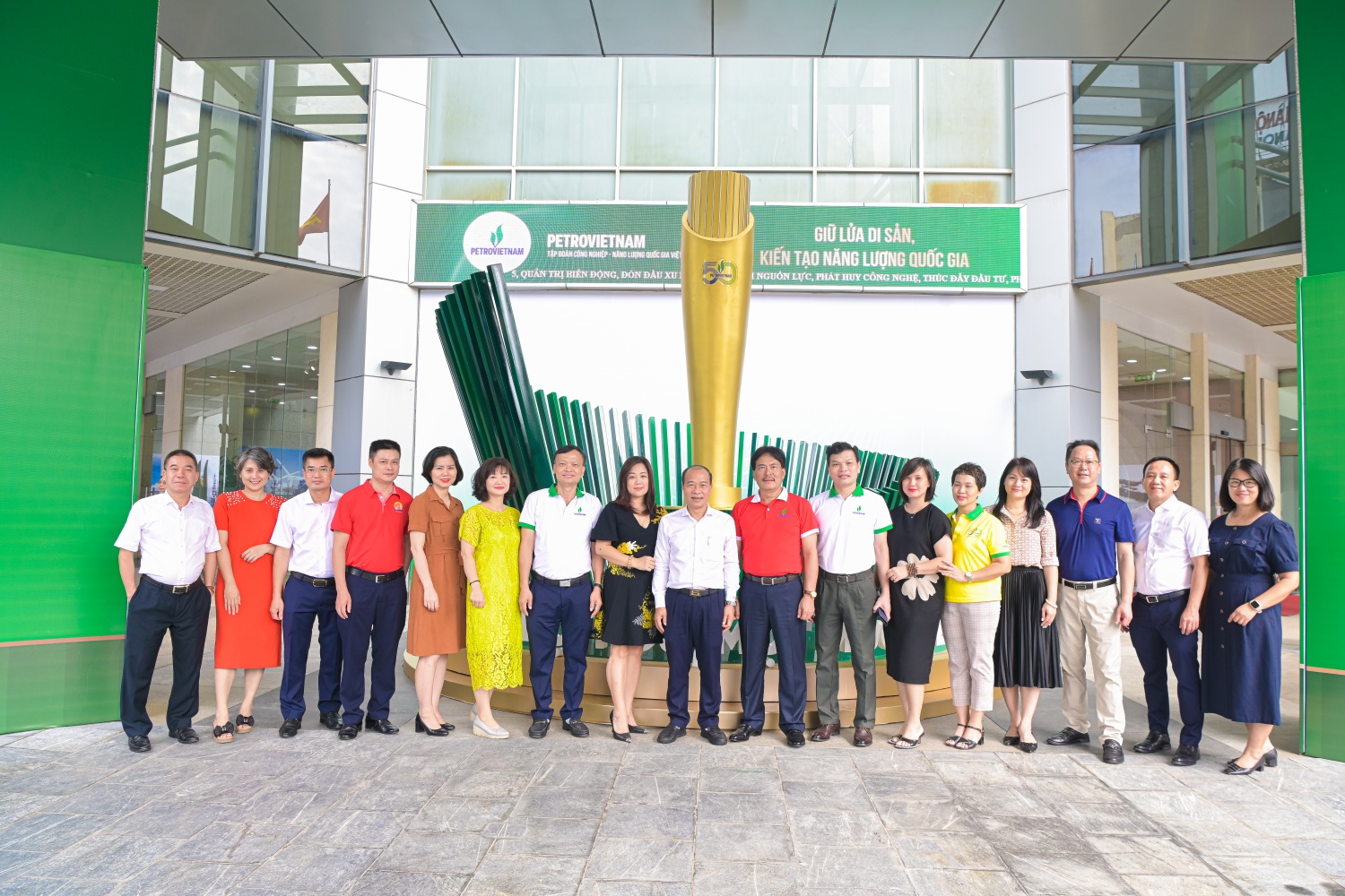 Hội viên CLB Dầu khí Trường Sa chụp tại trụ sở Petrovietnam nhân dịp kỷ niệm 50 năm thành lập Tập đoàn.