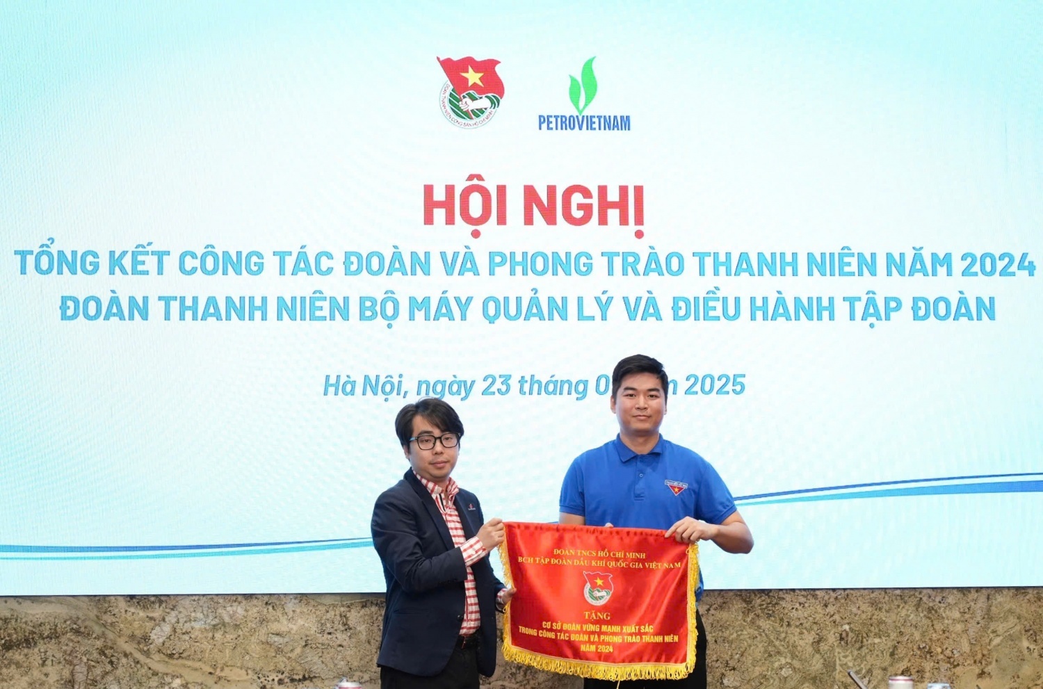 Ban Thường vụ Đoàn Thanh niên Petrovietnam trao Cờ thi đua cho Đoàn Thanh niên BMQL&ĐH vì đã có thành tích xuất sắc trong năm 2024