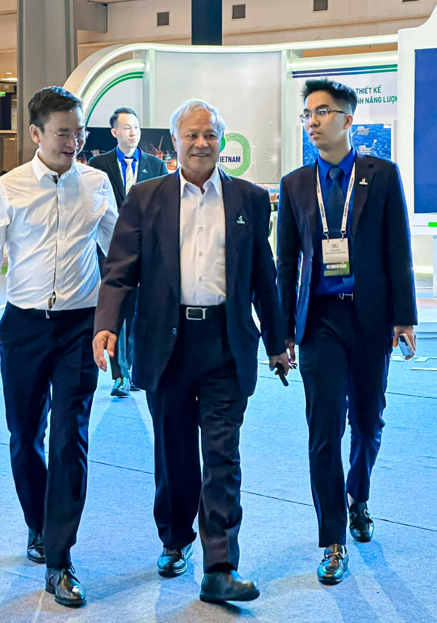 Anh Trần Nam Anh (bìa phải), đoàn viên Đoàn Thanh niên Bộ máy Quản lý và Điều hành Petrovietnam tham gia công tác hỗ trợ nguyên lãnh đạo Tập đoàn