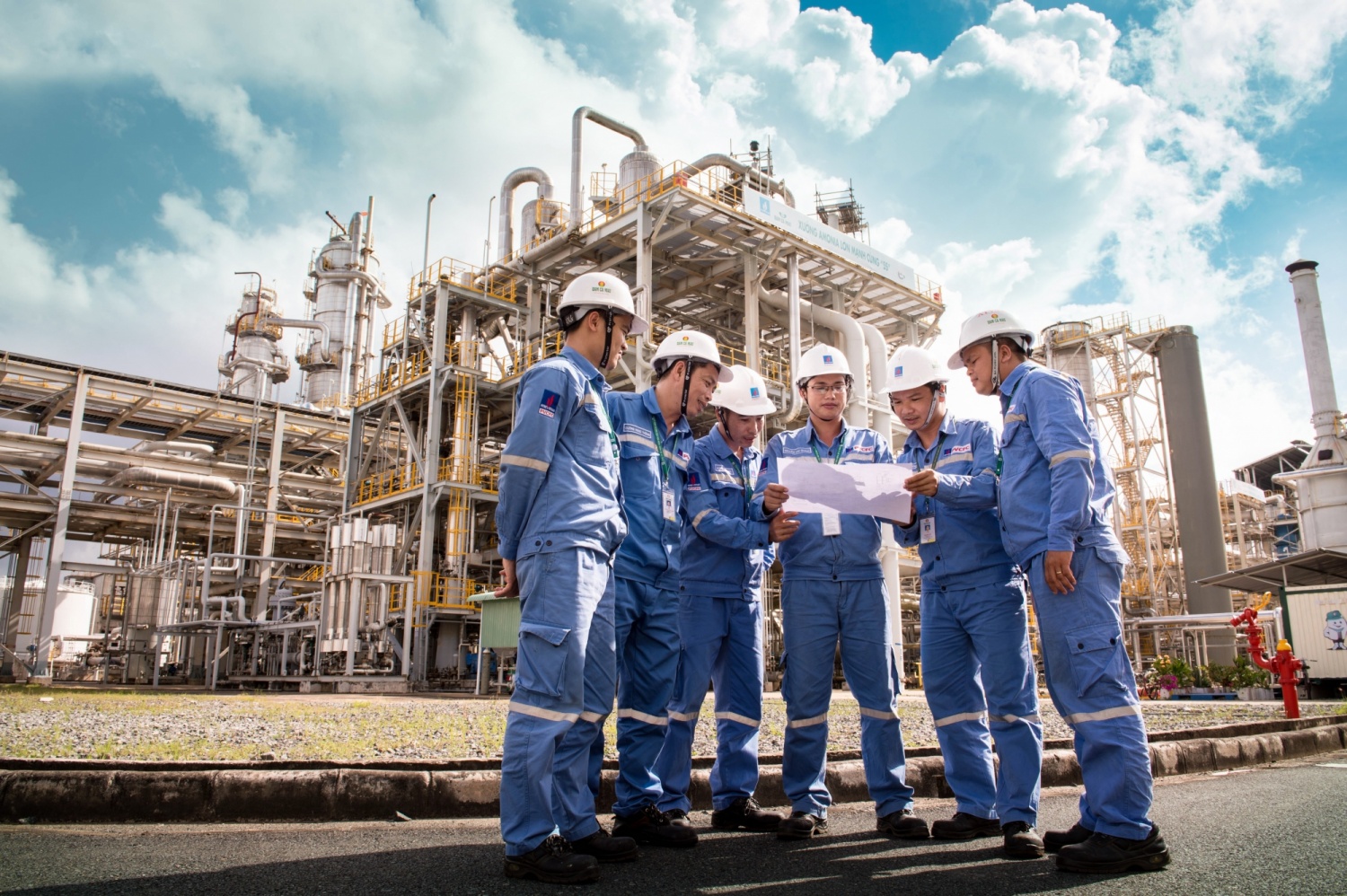 Người lao động Petrovietnam trên những công trình, nhà máy hiện đại đồ sộ nhưng luôn làm bằng cả tâm huyết, đưa những sản phẩm có giá trị cao cho đất nước