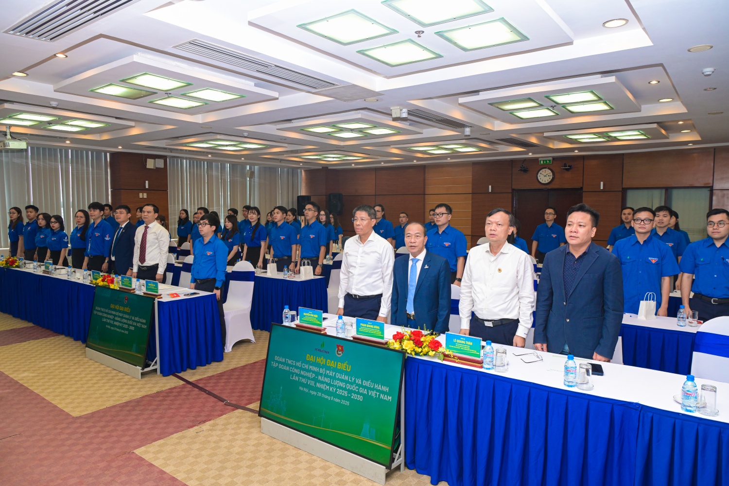 Các đại biểu thực hiện nghi lễ chào cờ.