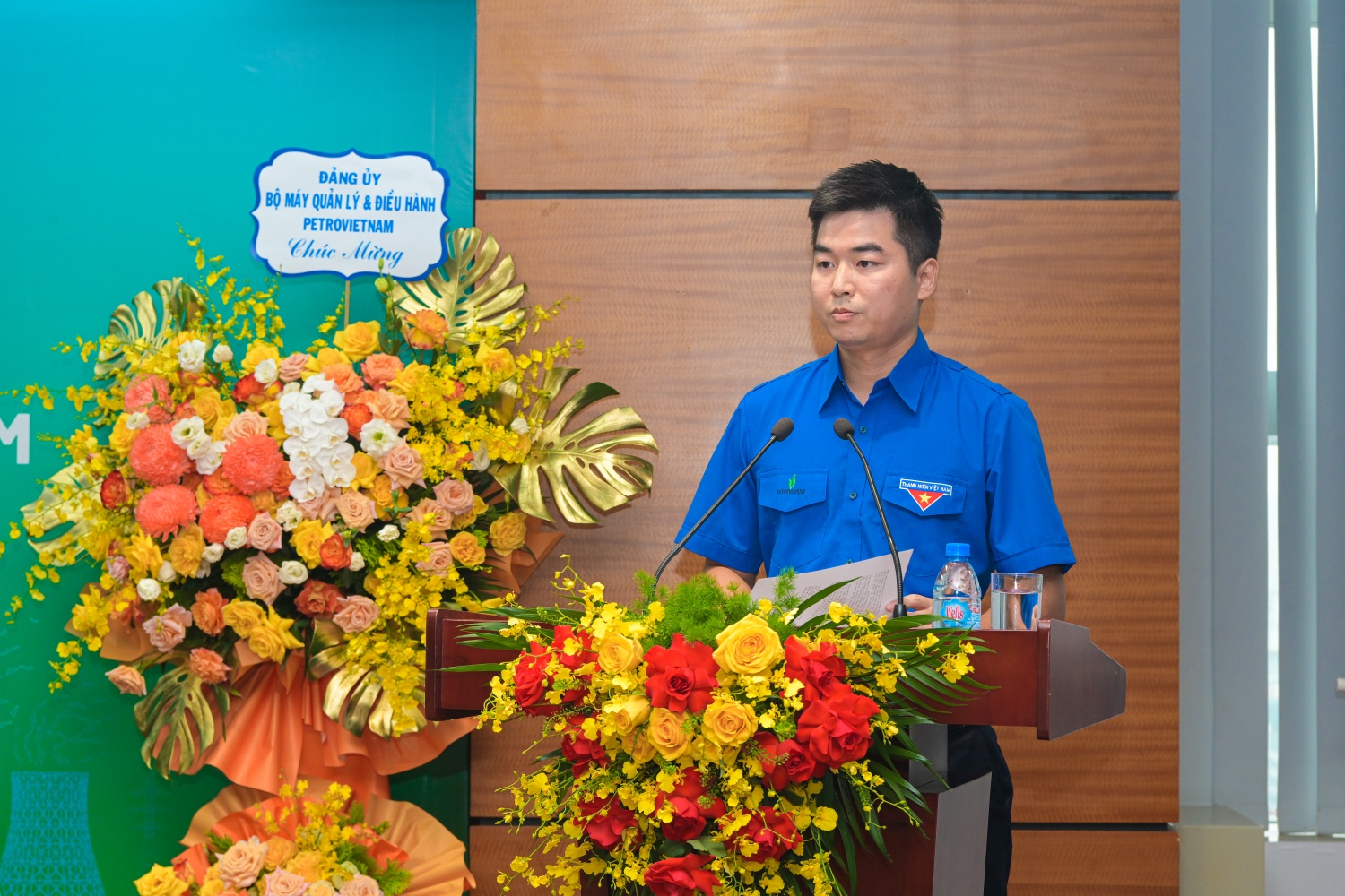 Đồng chí Phạm Hồng Sơn báo cáo kết quả triển khai thực hiện nghị quyết Đại hội nhiệm kỳ 2022-2025.