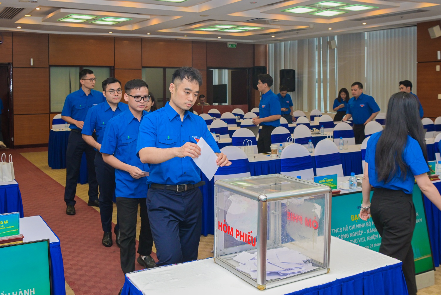 Các đại biểu bỏ phiếu bầu Ban Chấp hành Đoàn Thanh niên BMQL&ĐH Petrovietnam nhiệm kỳ mới.