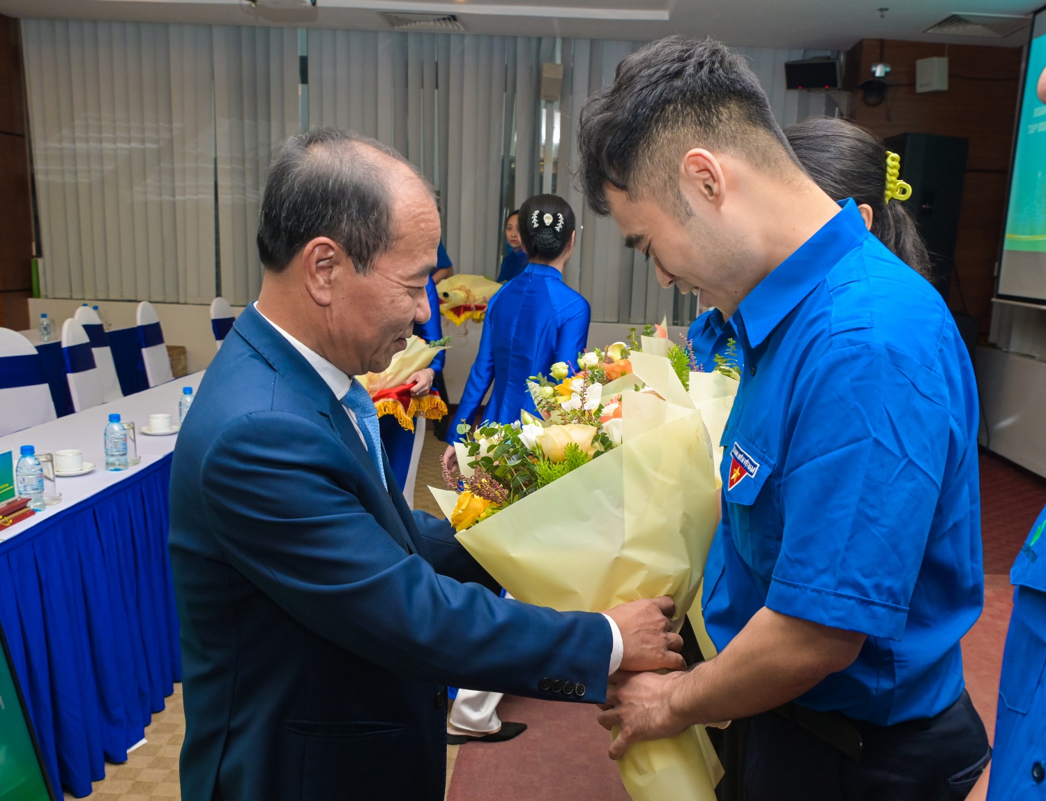 Đồng chí Phạm Quang Dũng chúc mừng Ban Chấp hành Đoàn Thanh niên BMQL&ĐH Tập đoàn khóa mới.
