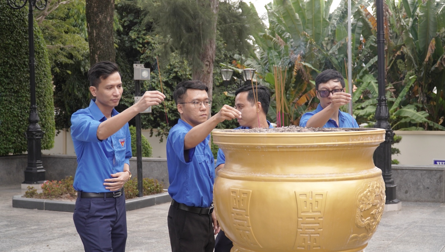 Đoàn dâng hương, dâng hoa tại Tượng đài nữ Anh hùng liệt sĩ Võ Thị Sáu.