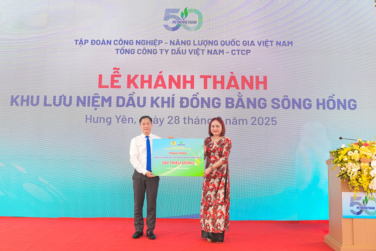 Công đoàn Petrovietnam trao biển hỗ trợ 300 triệu đồng phục vụ công tác sưu tầm, trưng bày hiện vật tại Khu lưu niệm.