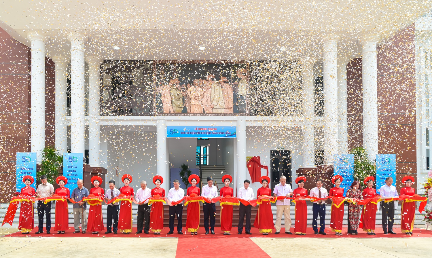 Đồng chí Nguyễn Mạnh Hùng - Phó Bí thư Tỉnh ủy, Chủ tịch Ủy ban MTTQ Việt Nam tỉnh Hưng Yên; đồng chí Trần Quang Dũng - Phó Bí thư thường trực Đảng ủy Petrovietnam; TS Nguyễn Quốc Thập - Chủ tịch Hội Dầu khí Việt Nam và các đại biểu cắt băng khánh thành Khu lưu niệm Dầu khí Đồng bằng Sông Hồng.