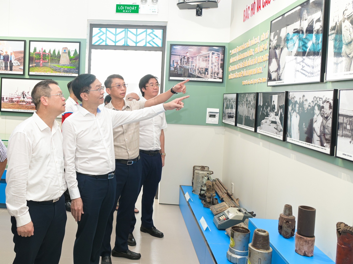 Đồng chí Trần Quang Dũng, Phó Bí thư thường trực Đảng ủy Petrovietnam nhấn mạnh: việc hoàn thành và đưa vào sử dụng Khu lưu niệm Dầu khí Đồng bằng Sông Hồng là hoạt động giàu ý nghĩa, không chỉ để tri ân thế hệ đi trước mà còn góp phần bồi đắp niềm tự hào, trách nhiệm cho lớp cán bộ, kỹ sư trẻ hôm nay và mai sau.