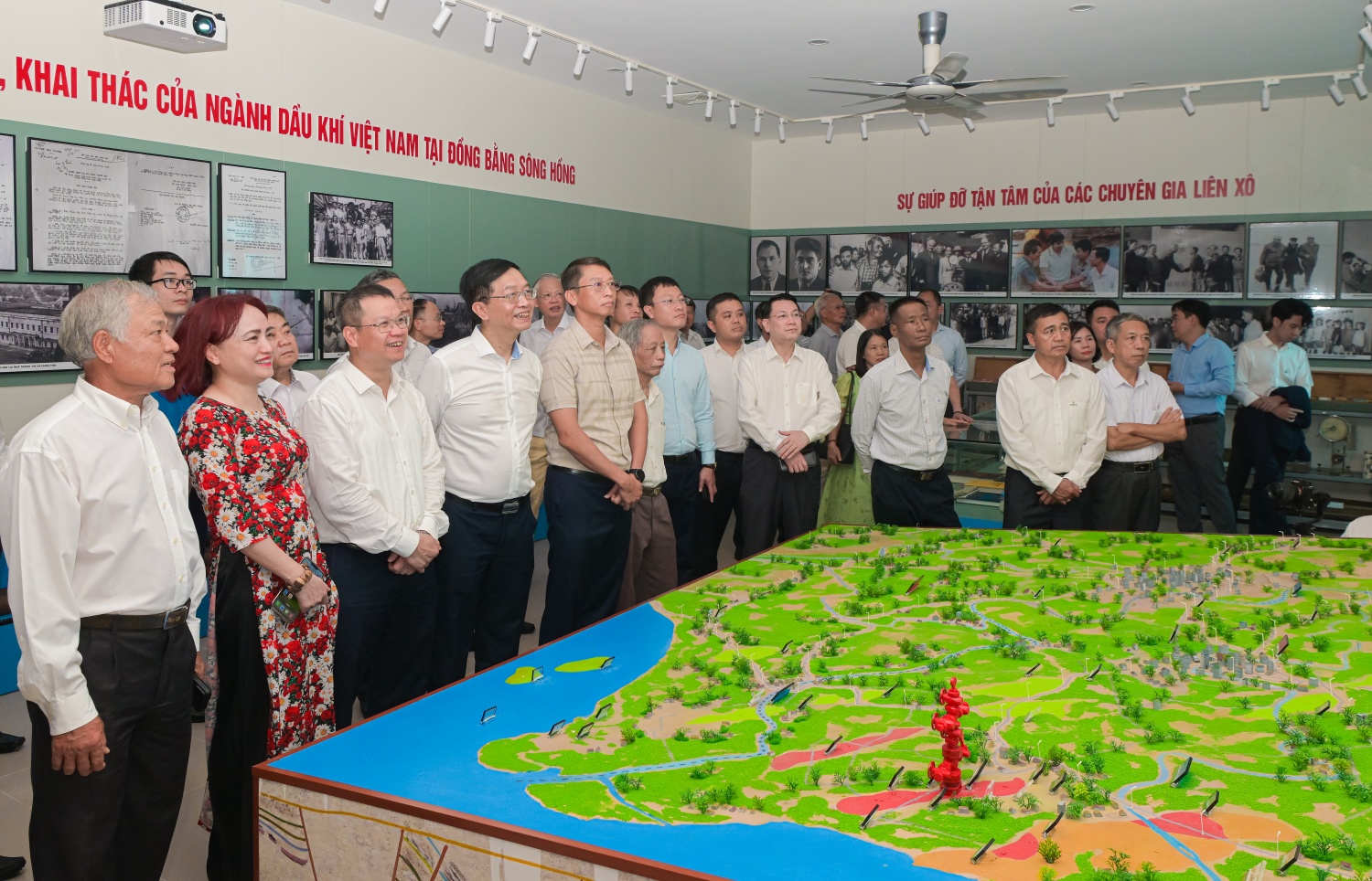 Công trình Khu lưu niệm Dầu khí Đồng bằng Sông Hồng được xây dựng công phu, lưu giữ nhiều hiện vật quý giá. Nơi đây được kỳ vọng trở thành một “địa chỉ đỏ”, góp phần giáo dục truyền thống và khơi dậy khát vọng cống hiến trong đội ngũ người lao động Petrovietnam, đồng thời là nơi để công chúng hiểu rõ hơn về những đóng góp thầm lặng của ngành đối với sự nghiệp bảo đảm an ninh năng lượng quốc gia.